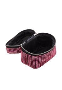 Astuccio cosmetico rosa con zip, decorato con piccole pietre preziose, dotato di un interno nero liscio e due scomparti.
