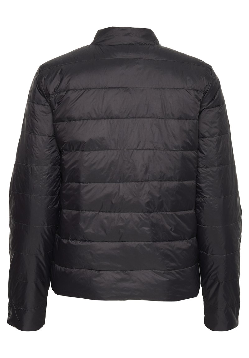 Schwarze Daunenjacke mit glatter, glänzender Textur, horizontalen Steppnähten, Stehkragen und langen Ärmeln.