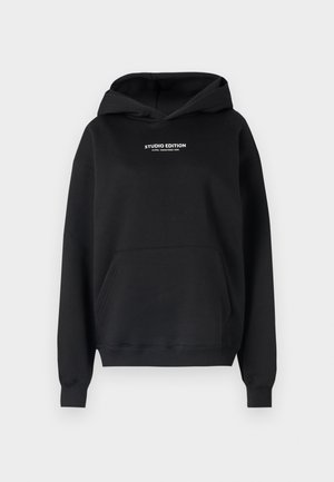 Zwarte hoodie met een voorzak, capuchon met trekkoord en de tekst "STUDIO EDITION" in het wit. Gemaakt van zachte, gestructureerde stof.