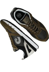 Braune und schwarze Sportschuhe aus Netz- und Wildledermaterialien. Mit weißen Akzenten, strukturierten schwarzen Sohlen und einem Logo an der Seite.