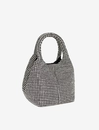 Czarna torebka pokryta srebrnymi kryształkami, z zaokrąglonym uchwytem i usztywnionym kształtem. Teksturowana, błyszcząca powierzchnia z wzorem w kratkę.