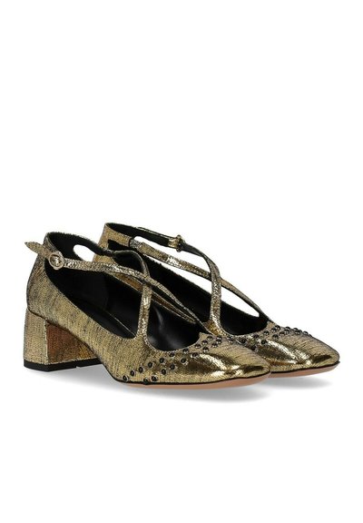 Scarpe con tacco a blocco in metallo dorato, design con fascia a T, dettagli in metallo, e punta affusolata. Superficie testurizzata con finitura lucida.