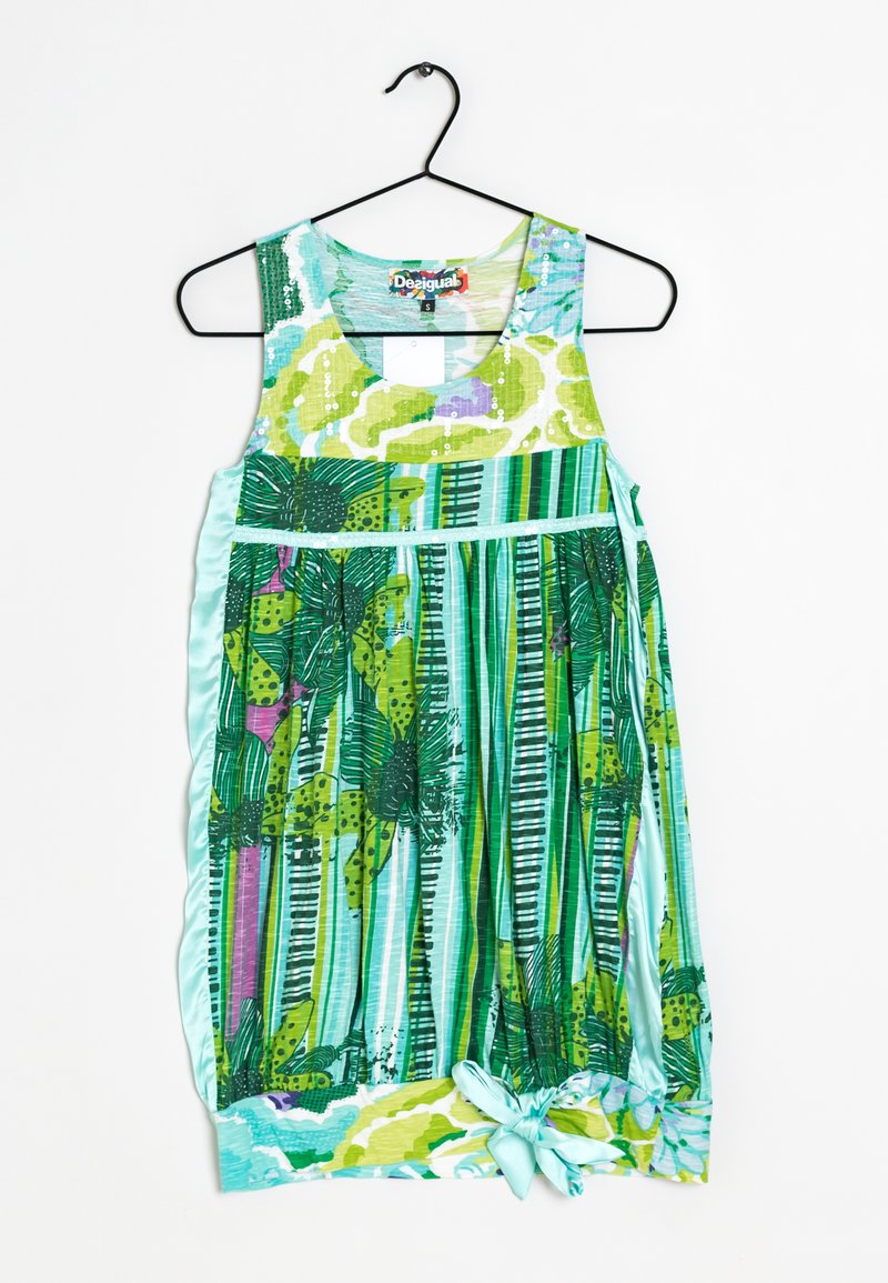 Robe sans manches aux tons verts avec motifs floraux et rayés. Présente un accent nœud à l'ourlet, fabriquée en tissu léger.