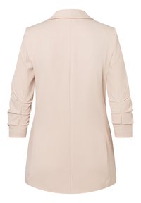 Blazer lungo rosa chiaro con colletto a punta, maniche a tre quarti e dettagli arricciati sulle maniche. Texture liscia e vestibilità su misura.