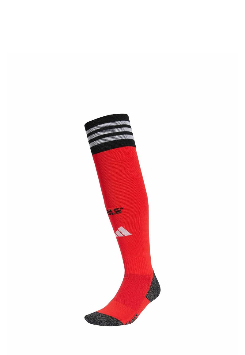 Calcetín rojo hasta la rodilla con puño a rayas en blanco y negro, talón y punta reforzados, presentando el logo de la marca en blanco y negro en la parte frontal.