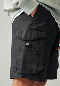 Next REGULAR FIT - Lühikesed püksid - black