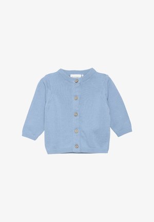 Cardigan tricoté bleu clair avec un col rond, des manches longues et cinq boutons en bois sur le devant. Texture lisse, design décontracté.