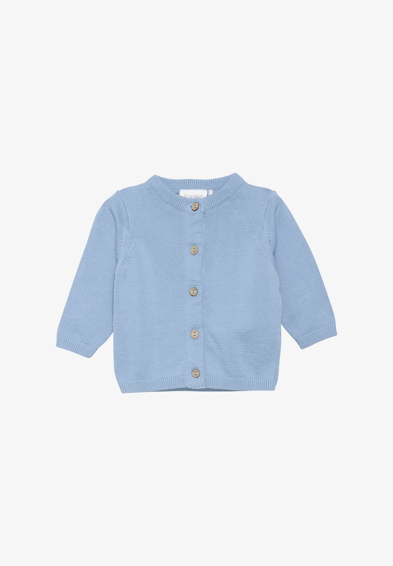 Helles blaues gestricktes Cardigan mit Rundhalsausschnitt, langen Ärmeln und fünf Holzknöpfen auf der Vorderseite. Glatte Textur, lässiges Design.