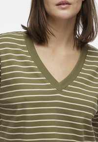 Camiseta verde oliva con rayas horizontales blancas, diseño de escote en V, fabricada con algodón suave, material ligero, textura suave.