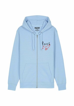 Haut de survêtement zippé bleu clair en tissu doux, avec une poche avant et un motif imprimé "love" avec une épingle à nourrice en rouge et noir.