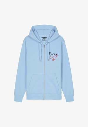 Felpa con zip di colore azzurro chiaro realizzata in tessuto morbido, con tasca frontale e stampa grafica "love" con spilla di sicurezza in rosso e nero.