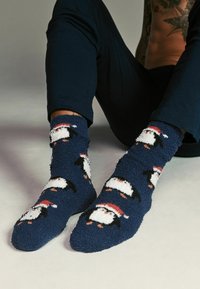 Next 2 PACK - COSY CHRISTMAS BED - Calcetines - navy blue penguin