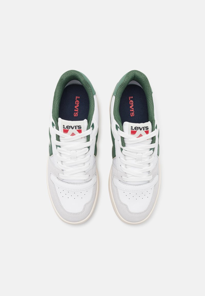 Weiße und grüne Sneaker mit einem Obermaterial aus glattem Leder und Veloursleder, ausgestattet mit flachen Schnürsenkeln, einem gepolsterten Schaft und einem roten Levi's-Logo auf der Zunge.
