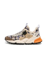 Sneakers multicolori con tomaia in tessuto a motivi, dettagli in suede marrone e accenti beige. Tallone arancione e suola in gomma nera.