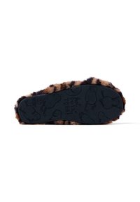 Zapatilla de peluche con estampado de leopardo en la parte inferior y suela de goma negra texturizada, que presenta divertidos patrones de personajes de patata y la frase "¡dedos de patata calientes!"