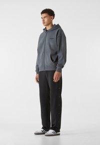 9N1M SENSE ESSENTIAL - Cipzáras pulóver - darkgrey
