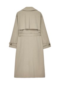 Bēšs trenčkotis ar dubultu pogu dizainu, platām atlokām, jostu un pogājamām aprocēm. Gluda tekstūra un vidēja garuma griezums. Aizmugurējā atloka detaļa.