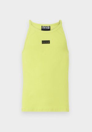Top sin mangas de color verde lima con textura acanalada y una etiqueta de marca rectangular negra en el frente. Diseño simple y ajustado.