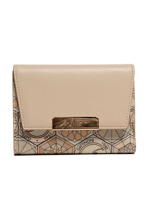 Portafoglio in pelle beige e decorato con motivi geometrici, con placchetta in metallo con logo del brand sulla patta e bordi cuciti, in piedi su sfondo bianco.