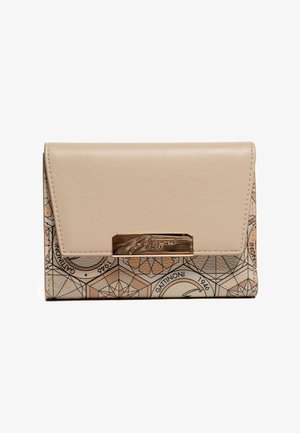 Portafoglio in pelle beige e decorato con motivi geometrici, con placchetta in metallo con logo del brand sulla patta e bordi cuciti, in piedi su sfondo bianco.