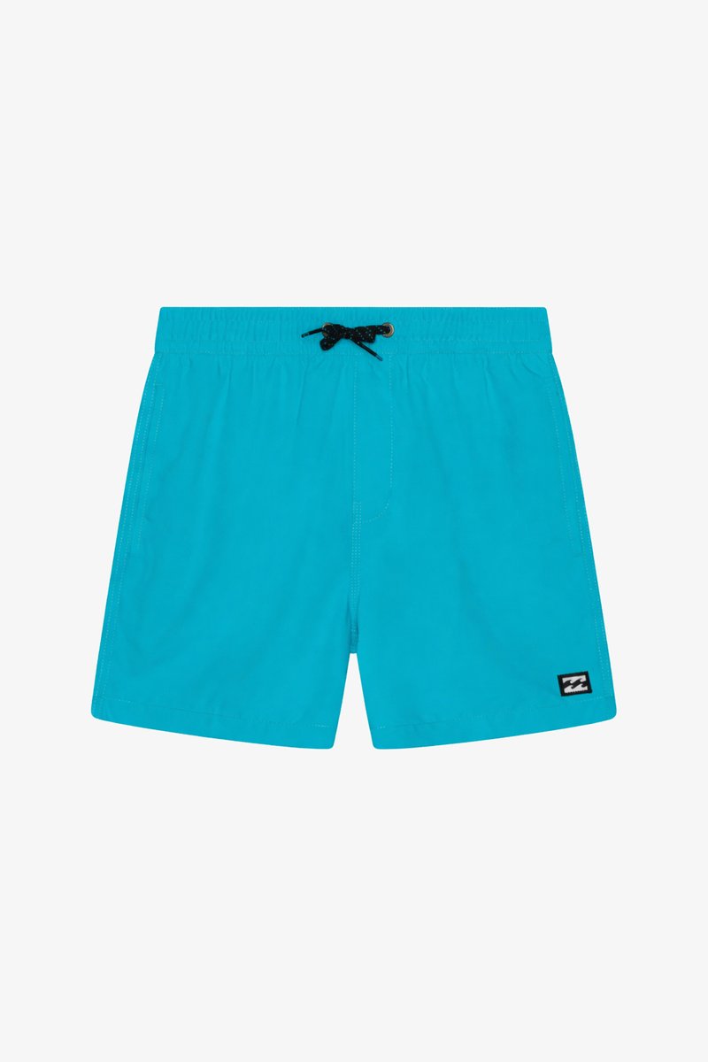 Bañador corto de color turquesa brillante con cintura elástica, cordón negro, bolsillos laterales y una pequeña parche de logo en blanco y negro en la pierna.