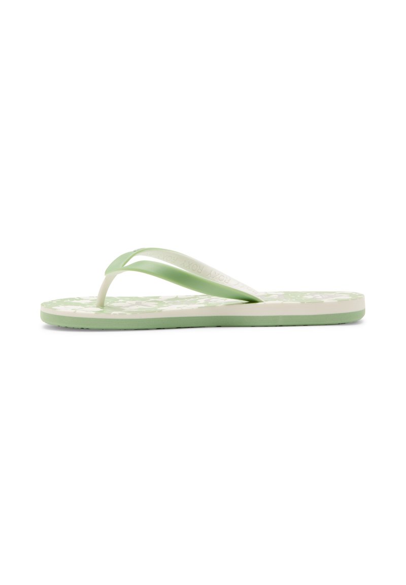 Chancla verde claro hecha de goma, con tiras delgadas y una suela texturizada con un patrón floral. Diseño de suela plana para mayor comodidad.