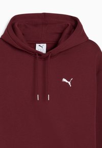 Bordový mikina vyrobená z mäkkej tkaniny, so prednou klokankou, kapucňou na šnúrky a bielym logom Puma na hrudi.