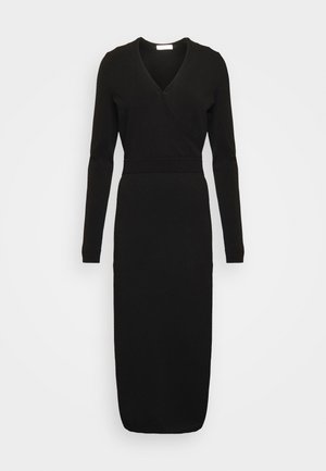 Robe midi noire à manches longues avec encolure en V, corsage style portefeuille, taille cintrée et jupe droite sur fond blanc uni.