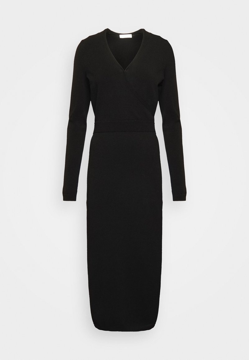 Robe midi noire à manches longues avec encolure en V, corsage style portefeuille, taille cintrée et jupe droite sur fond blanc uni.