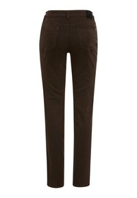 Pantaloni in cotone marrone con vestibilità slim, dotati di due tasche posteriori e un'etichetta cucita in vita. Il tessuto ha una texture liscia.