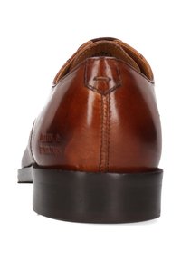 Tacco di una scarpa elegante in pelle marrone lucida con cuciture visibili e marchio embossato "MILLER & HAMILTON" sul lato.
