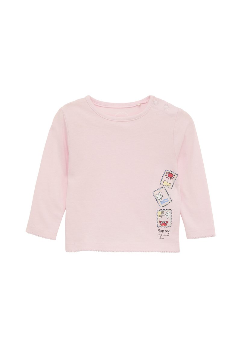 Hellrosa Langarm-Babyshirt mit drei kleinen bunten Stempeln und dem Text "Sonnige Tage kommen" unten rechts.