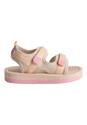 Beige stoffsandaler med rosa detaljer, justerbare borrelåsremmer og en bølgete teksturert såle. Rund form med forsterkede sømmer.