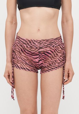 Rozā un melna zebra svītru šorti ar ručotu dizainu, regulējami saišu gali sānos un vieglu, caurspīdīgu struktūru.