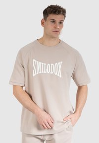 Smilodox T-shirts print - hellbraun