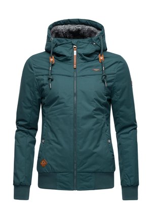 Giacca isolante verde smeraldo con cappuccio, coulisse e fodera in pelliccia sintetica. Presenta polsini elastici, zip frontali e un dettaglio logo vicino all'orlo.