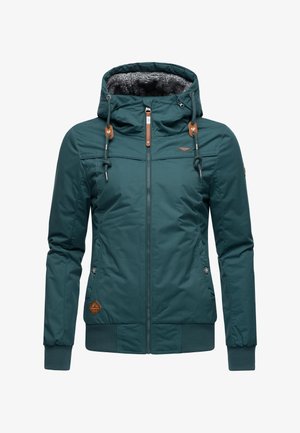 Groenblauwe geïsoleerde jas met capuchon, trekkoorden en nepbont voering. Voorzien van elastische manchetten, ritsen aan de voorkant en een logo-accent nabij de zoom.