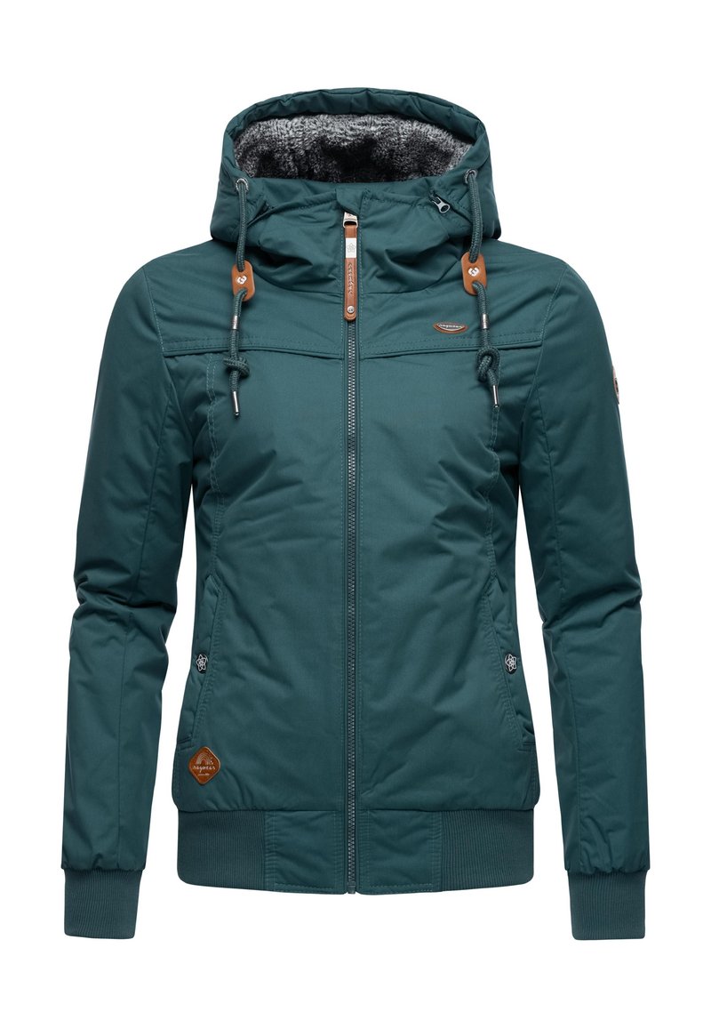 Spændende teal isoleret jakke med hætte, snore og foring af imiteret pels. Jakken har elastiske manchetter, frontlynlåse og en logo detalje nær kanten.