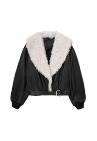 Sort læder cropped jakke med en fluffy hvid faux fur krave, med lange ærmer, en spænde bæltedetalje og en struktureret overflade.