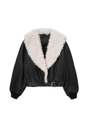 Schwarze, kurze Lederjacke mit einem flauschigen weißen Kunstfellkragen, langen Ärmeln, einem Schnallen-Gürtel und einer strukturierten Oberfläche.