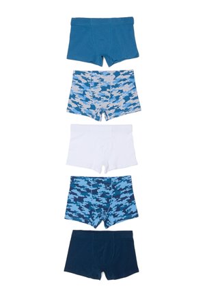 Cinque paia di boxer da bambino nei colori blu tinta unita, mimetico blu e grigio, bianco, mimetico blu e blu scuro, e blu scuro, disposti verticalmente.
