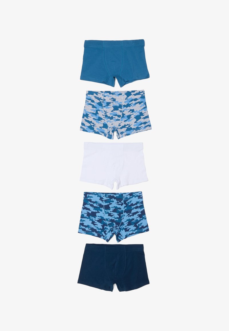 Cinq paires de boxers pour garçons, disposées verticalement, comprenant un modèle bleu uni, un camouflage bleu et gris, un blanc, un camouflage bleu et bleu foncé, et un bleu foncé.