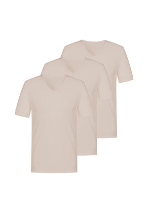 Trzy proste beżowe T-shirty z krótkim rękawem i dekoltem w serek ułożone zachodzące na siebie na białym tle.