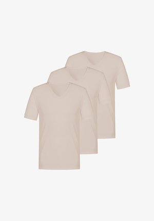 Tre ensfarvede beige T-shirts med korte ærmer og V-hals arrangeret overlappende på en hvid baggrund.
