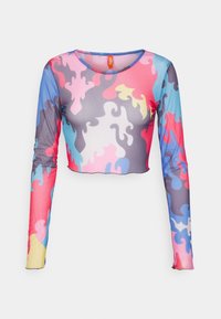 Langärmliger, verkürzter Oberteil aus leichtem, elastischem Material. Verfügt über ein mehrfarbiges, abstraktes Flammenmuster in Pink, Blau, Gelb und Grau.