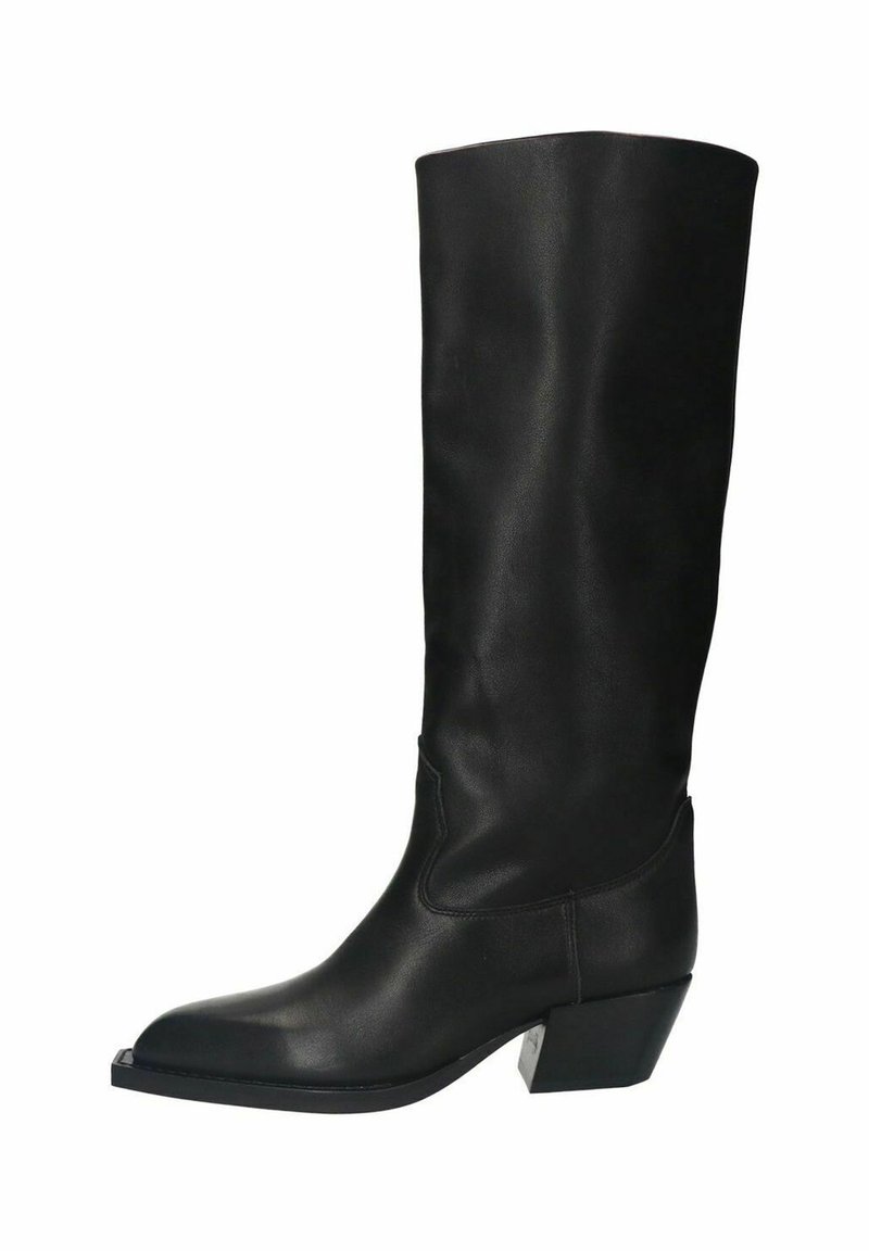 Bottes noires en cuir montantes avec un embout carré et un talon bas empilé. Texture lisse, design simple et sans embellissements visibles.