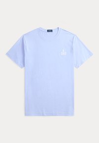 Φωτεινό γαλάζιο T-shirt με κοντά μανίκια και στρογγυλή λαιμόκοψη, με μικρό λευκό λογότυπο Polo Ralph Lauren στην αριστερή πλευρά του στήθους.