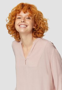 Lichtroze overhemd met knoopjes, voorzien van een notch-kraag en verticale textuur, met een borstzak en een relaxte pasvorm.