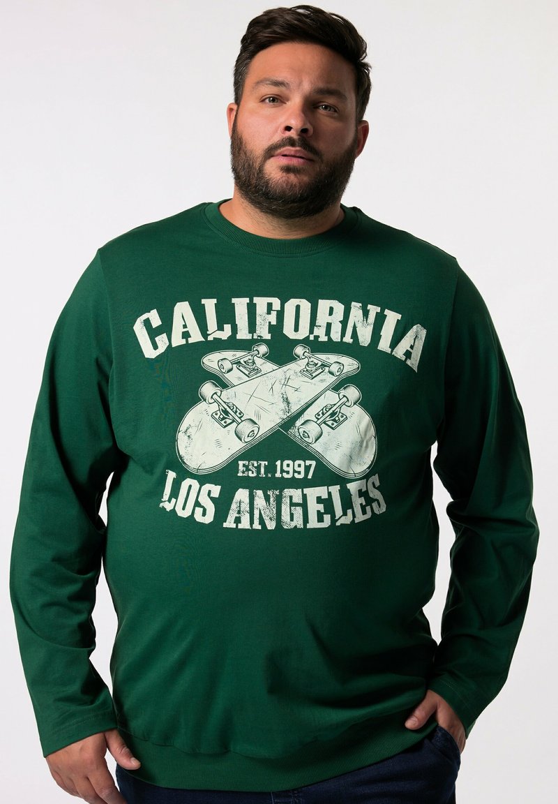 Groene longsleeve shirt met een grafische print van twee gekruiste skateboards en de tekst "California Los Angeles" in het wit. Zachte stof, relaxte pasvorm.