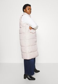 ONLY Carmakoma CARSTACY QUILTED OTW PLUS SIZE - Liemenė - moonbeam